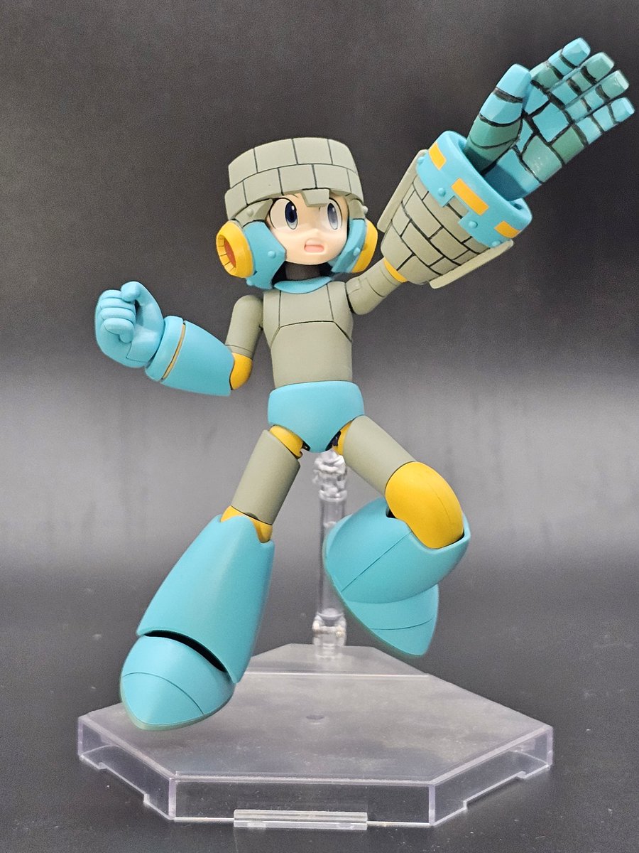 ロックマン11より、
ロックマン ブロックドロッパーVer.完成です！
（コトブキヤのロックマンのプラモの改造作品）

どうにかスクランブルサンダー、パイルドライブが届く前に作れました。

明日届く予定のロックマンのプラモデルと一緒に並べようと思います♪

#megaman 
#ロックマン
#コトブキヤ