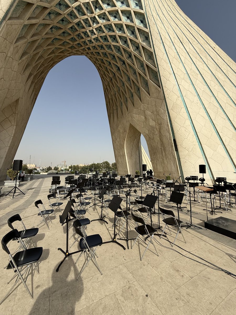 اينجا 
پاى آزادى
پاى ايران
همراه با ٧٠ نوازنده اركستر سمفونيک تهران
و رهبری نصیر حیدریان
ساعت ۶ منتظریم