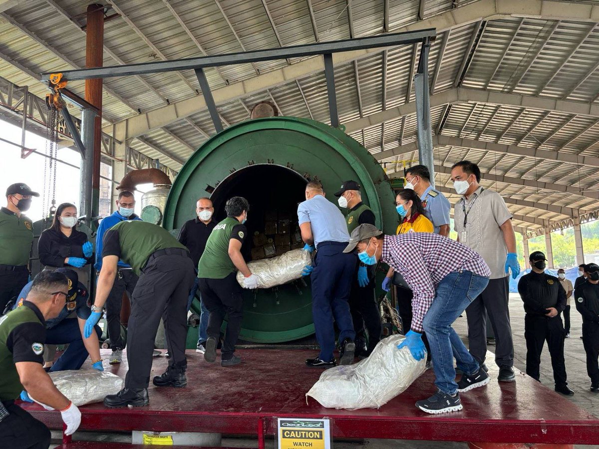 𝐋𝐎𝐎𝐊: President Ferdinand R Marcos Jr. led the ceremonial destruction of illegal drugs seized by the Philippine Drug Enforcement Agency (PDEA) in Capas, Tarlac today, 25 June 2025.

✍️facebook.com/share/p/1AkSf1…

#DOTrPH🇵🇭
#CoastGuardPH
#MaritimeSectorWorks