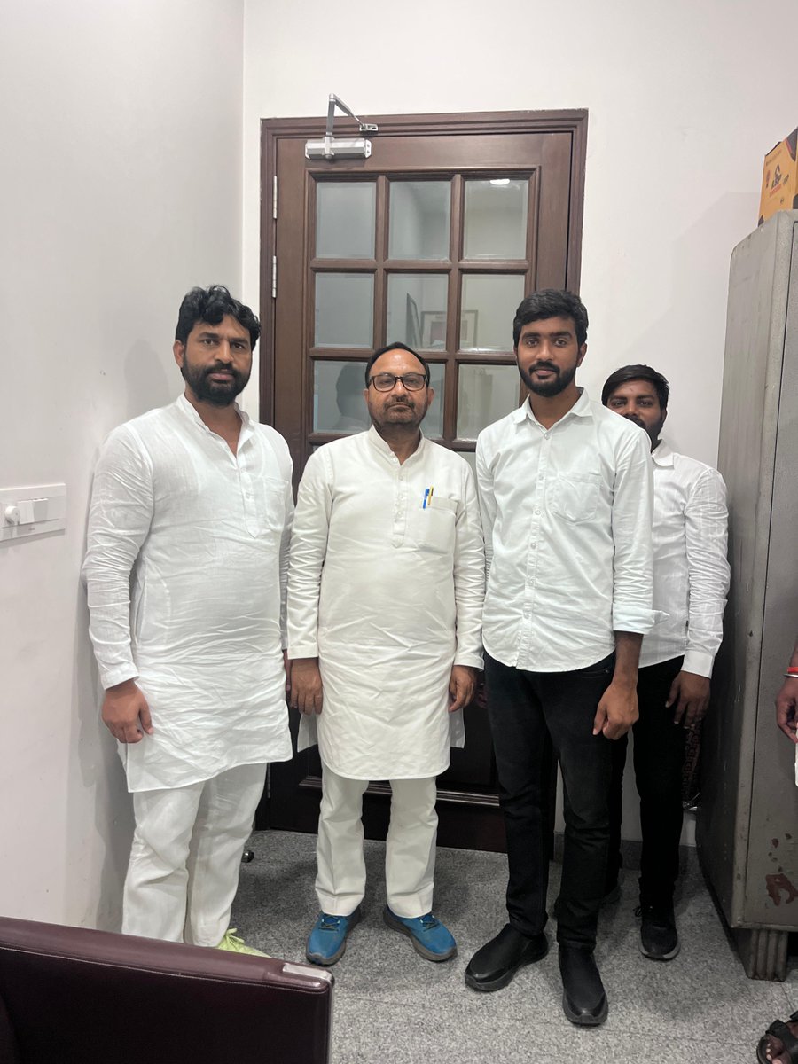 NavneetA2Y's tweet photo. कल समाजवादी पार्टी कार्यालय में इलाहाबाद विश्वविद्यालय छात्रसंघ के पूर्व अध्यक्ष रहे पूर्व MLC माननीय श्री Ram Briksh Singh Yadav  जी से मुलाक़ात किया और पार्टी की मजबूती की बात हुई…. https://t.co/GPpeApIZ55