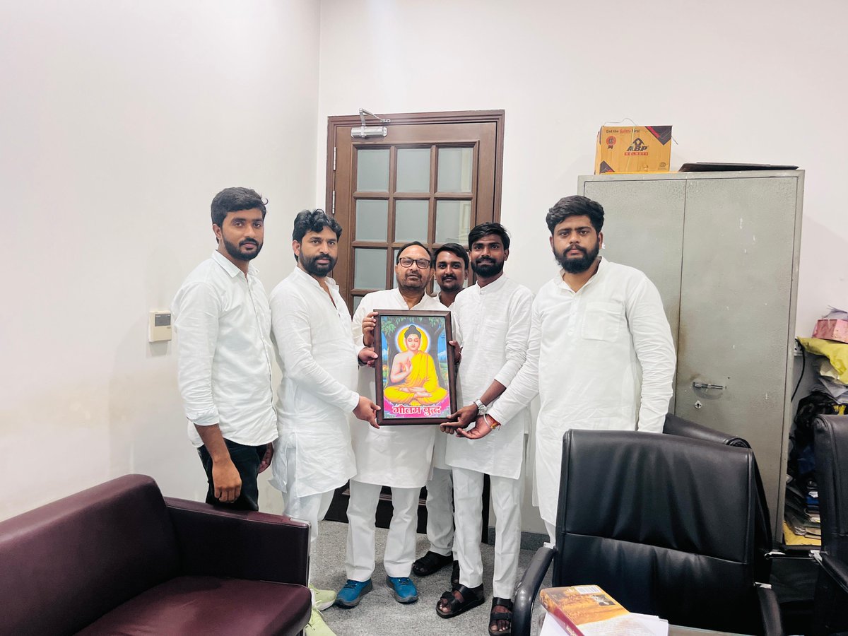 NavneetA2Y's tweet photo. कल समाजवादी पार्टी कार्यालय में इलाहाबाद विश्वविद्यालय छात्रसंघ के पूर्व अध्यक्ष रहे पूर्व MLC माननीय श्री Ram Briksh Singh Yadav  जी से मुलाक़ात किया और पार्टी की मजबूती की बात हुई…. https://t.co/GPpeApIZ55