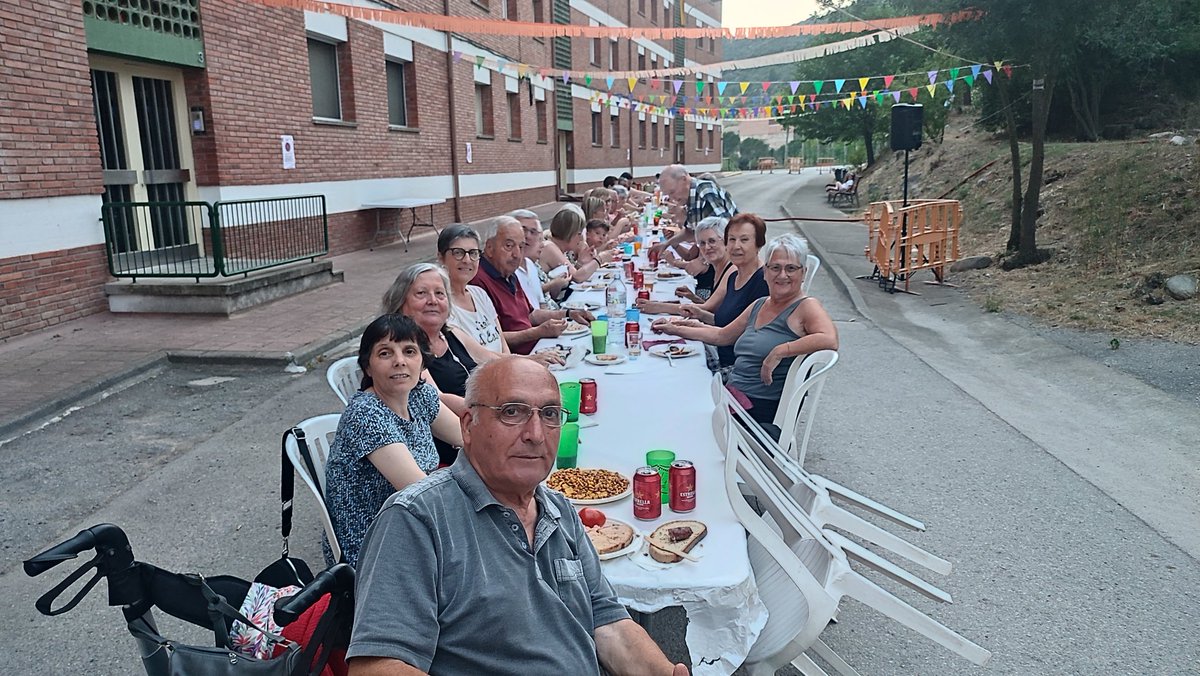 Associacioveins's tweet image. Moltes gràcies a tots i a totes i sobretot als organitzadors i col•laboradors per fer un any mes que la nit de Sant Joan a Cal Prat sigui espectacular. 🎉🔥