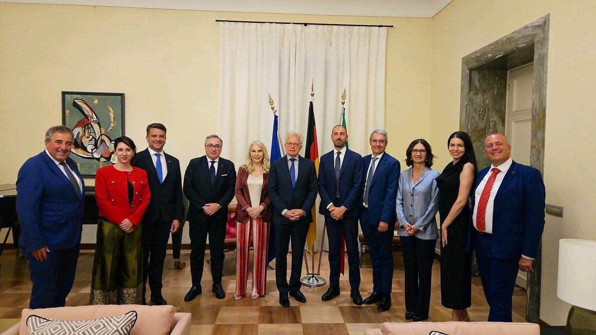 La cooperazione tra 🇮🇹 e 🇩🇪, anche nel dialogo tra Parlamenti, è cruciale per affrontare le sfide per l'Europa: difesa, competitività, sburocratizzazione, energia, integrazione, allargamento 🇪🇺.
Grazie, alla sezione bilaterale d’amicizia del Parlamento per la serata interessante!