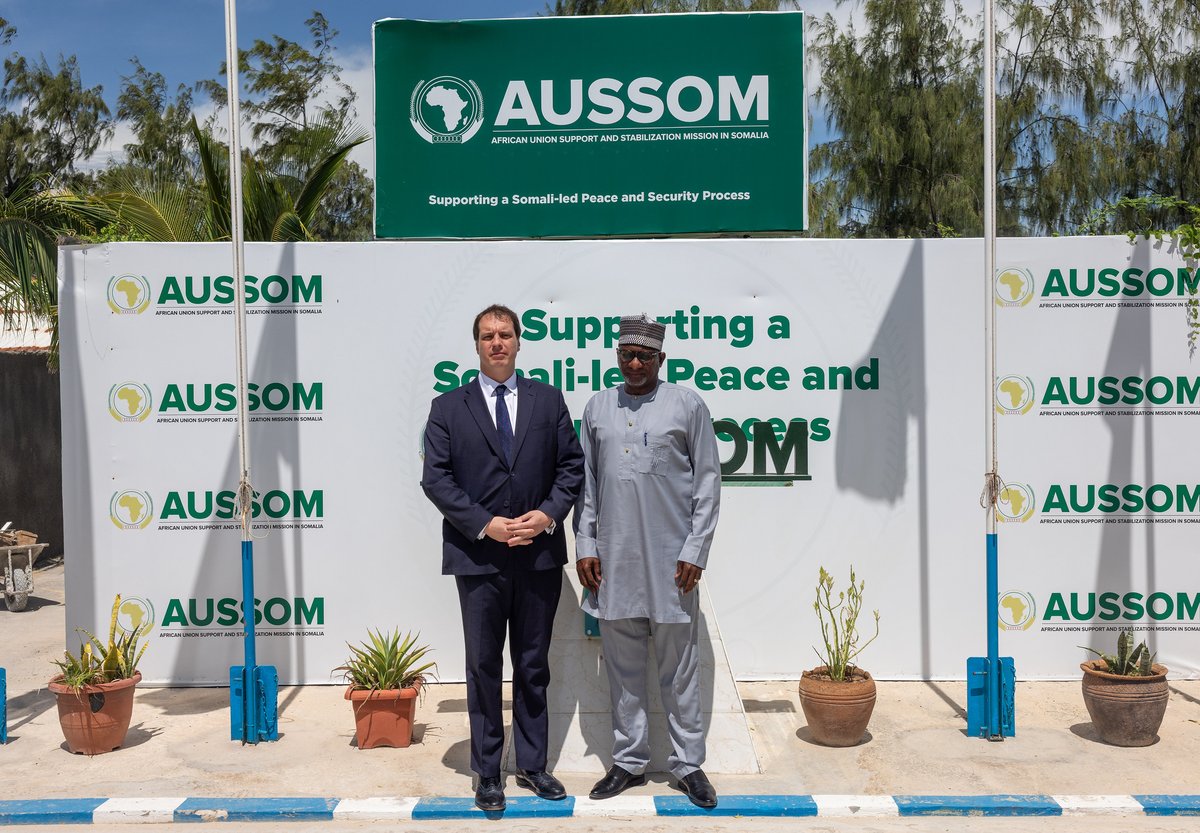 Ku Simaha Wakiilka Gaarka ah ee Midowga Afrika, Adebayo Kareem, ayaa Talaadadii #Muqdisho kula kulmay Sii-Hayaha Xilka Safiirka Britain, Samuel Thomas. Labada mas’uul ayaa ka wada hadlay xoojinta iskaashiga iyo isku duwista ee gudaha #Soomaaliya.