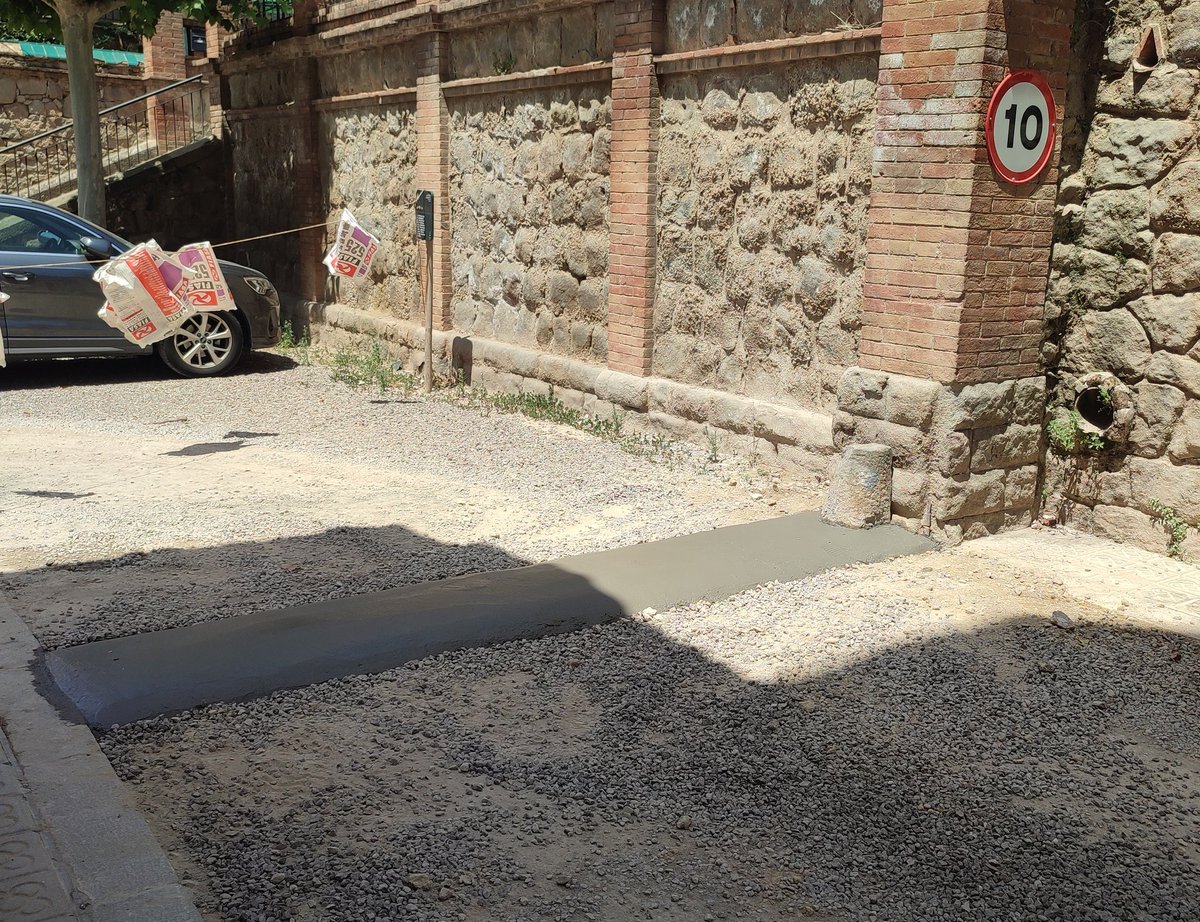 Associacioveins's tweet image. ☑️ Dilluns passat els treballadors contractats per Colònia Prat han posat un resalto nou amb una de les entrades de la Plaça de l'Esglèsia per reduir velocitat.
👉 Recordeu sempre respectar la velocitat dins de la Colònia.
Gràcies Colònia Prat per la vosaltra feina. 👏