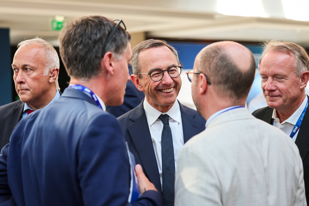 lesRepublicains's tweet photo. À l’invitation de la @CPMEnationale, @BrunoRetailleau et @VeroLouwagie ont participé à #IMPACTPME pour porter la voix des Républicains : soutenir nos PME, libérer l’entrepreneuriat et remettre l’économie réelle au cœur du projet national. https://t.co/vktUoayIJX