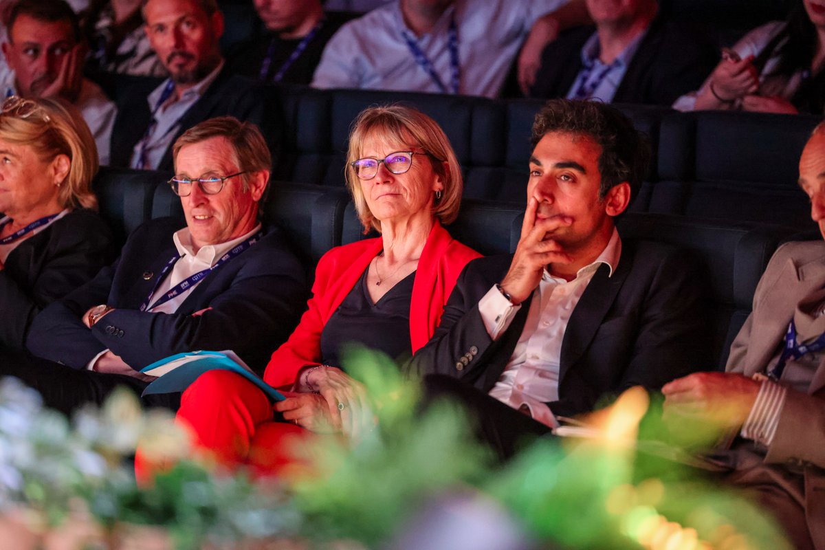 lesRepublicains's tweet photo. À l’invitation de la @CPMEnationale, @BrunoRetailleau et @VeroLouwagie ont participé à #IMPACTPME pour porter la voix des Républicains : soutenir nos PME, libérer l’entrepreneuriat et remettre l’économie réelle au cœur du projet national. https://t.co/vktUoayIJX
