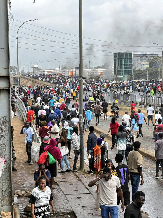 front_fef's tweet image. Kenyan youths &amp;amp;GENZs have taken to the streets to call for the end of police brutality following the incidents that led to death of a young man Albert Ojwang in police custody.

The youth vowed to storm the state house and address the president on the attrocities 
@EFFSouthAfrica