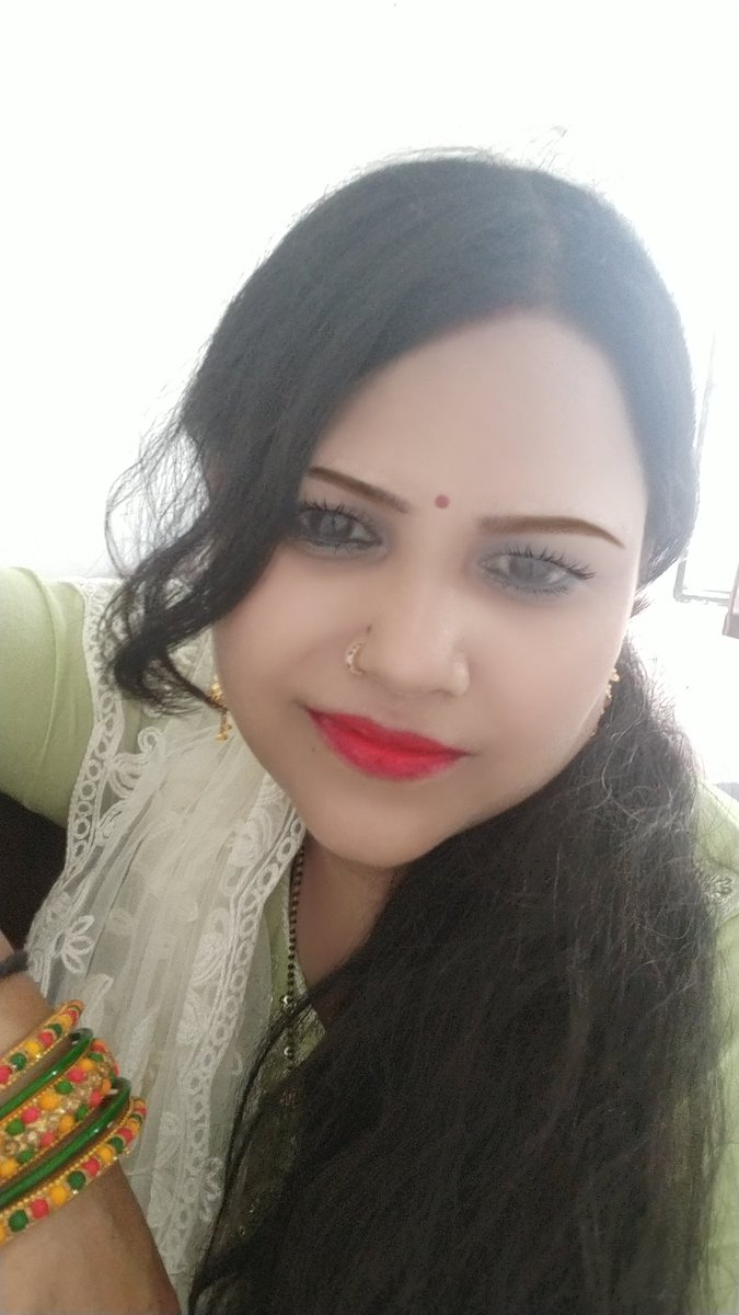 ओस की बूंदे 
पत्तों पर मोतियों की तरह बिखर जाती हैं 
ठीक मेरे मन में वैसे ही 
तेरी प्रीत बिखर जाती है 
#बज्म 

#बज्म__श्रृंखला