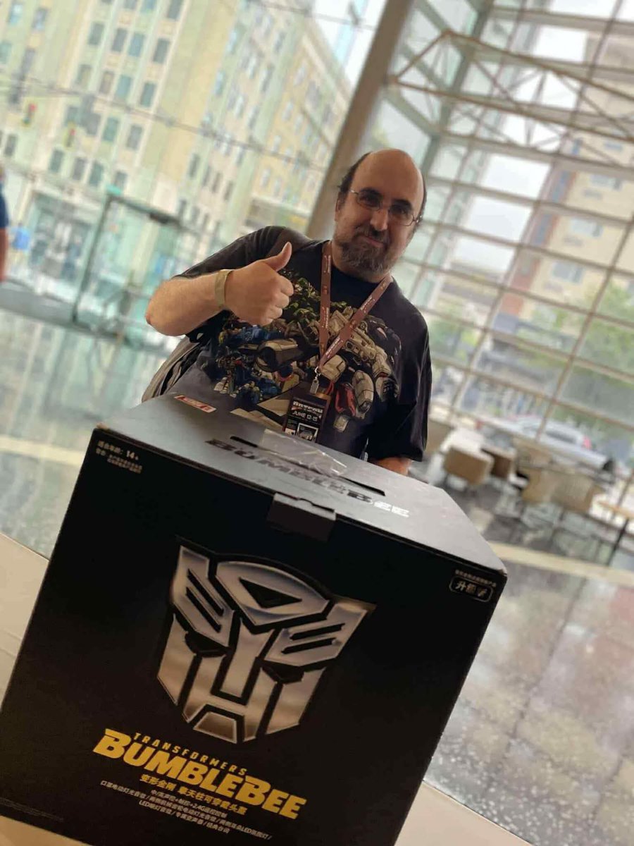 BotCon's tweet image. Our BotCon &apos;25 Grand Prize raffle was a Transformers Bumblebee Optimus Prime helmet!! This amazingly detailed - and wearable! - helmet also features lights, dialogue from the movie, and moving parts. Retail $359.00. 

Huge thanks to @killerbody_com for providing the prize!