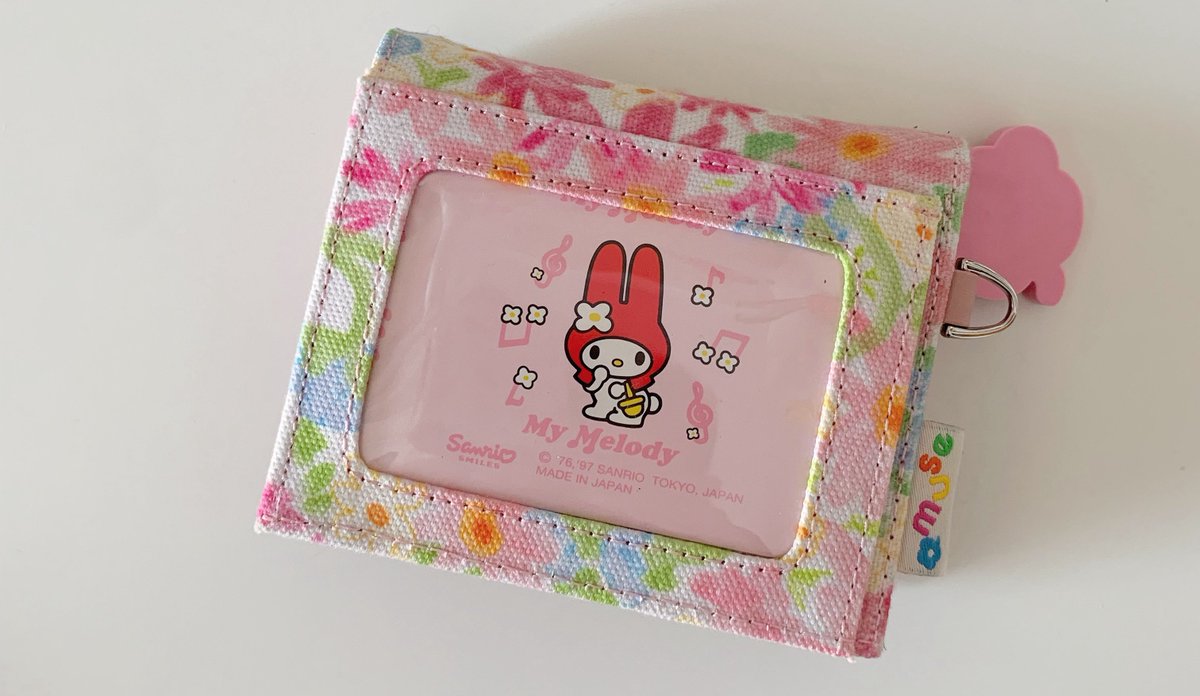 amuse , 𝖠.𝗁𝖺𝗇𝖽𝗆𝖺𝖽𝖾  🍓 ⁎
: ป้ายยา 3 ใบนี้เลยค่ะ น่ารักผู้หญิงมาก ใครเป็นคนพกแค่บัตรกับเงินนิดหน่อยแนะนำสองใบด้านบน ใบล่างจะมีช่องใส่เหรียญใส่แบงค์ได้แถมตัวผ้าทางร้านเป็นคนออกแบบเองด้วยน้า สีสันน่ารักสดใสทุกใบเลยค่ะ 🫶🏻