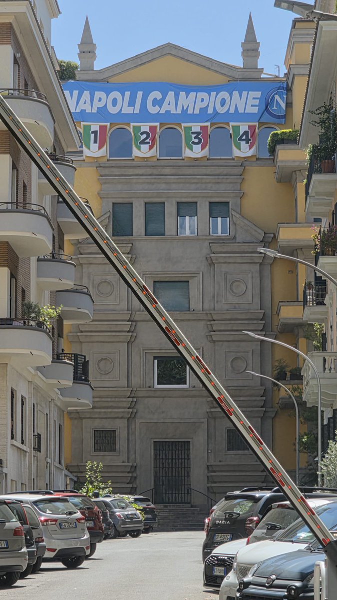 giaconfe's tweet image. Via Magalotti, Roma.
Anche la capitale omaggia i Campioni d’Italia. #forzanapolisempre #napoliscudetto #25giugno