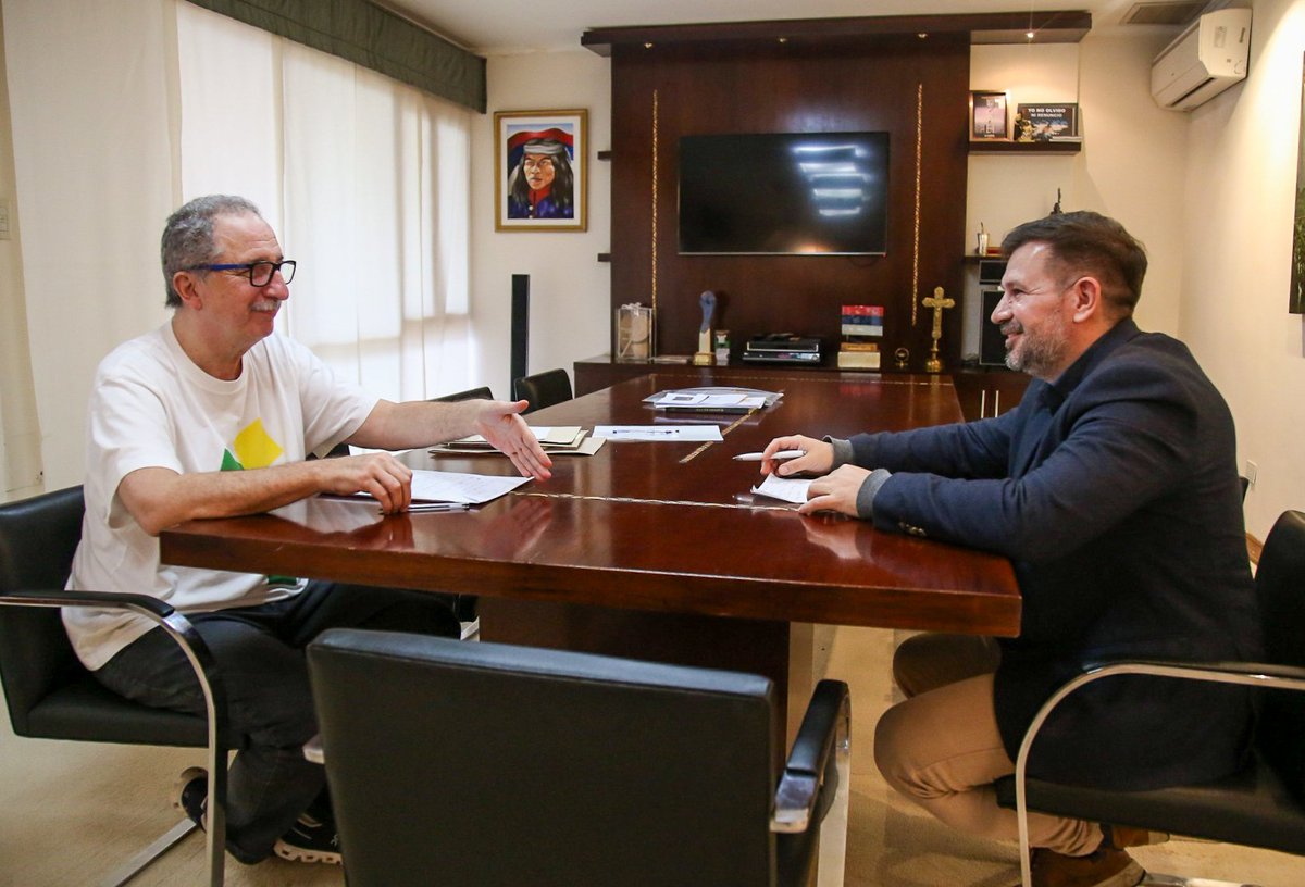 Trabajando con el amigo ministro Ramiro Aranda, charlando sobre un tema clave para la educación misionera: las capacitaciones y la feria de ciencias. Espacios que despiertan vocaciones, fortalecen la alfabetización y hacen crecer a nuestra escuela pública.