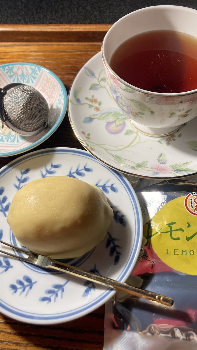 qx7dny's tweet image. #国宝　#茶好連　#木漏れ日のお茶会  映画館の椅子の頭部分が合わなくて、３時間の国宝後遺症？首曲げると痛くて湿布。アッサムティとレモンケーキで土砂降り眺めながら国宝思い返す　今朝目覚めるとすぐまた涙してこれも後遺症か？？