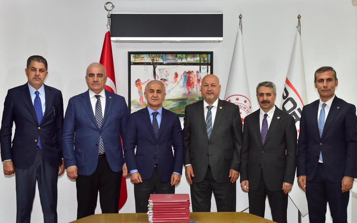 ADIYAMAN SPOR YATIRIMLARI İLE YENİDEN AYAĞA KALKIYOR

Gençlik ve Spor Bakanlığımız tarafından, Spor Toto Teşkilat Başkanlığı aracılığıyla Adıyaman Merkez ve Gölbaşı ilçesinde hayata geçirilecek spor yatırımları için protokol imzaları atıldı. 

Protokole; AK Parti Teşkilat Başkan