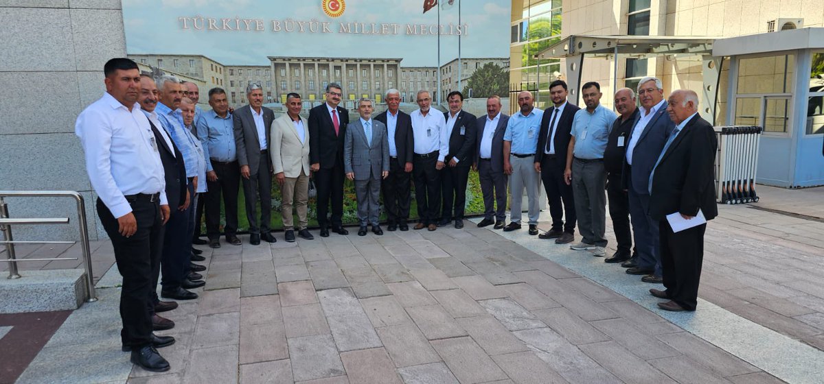 Obruk Köyleri Birlik Derneği Başkanı ve değerli yönetim ile Gazi Meclisimizde bir araya geldik.

Nazik ziyaretleri sebebiyle teşekkür ediyor, çalışmalarında başarılar diliyorum.