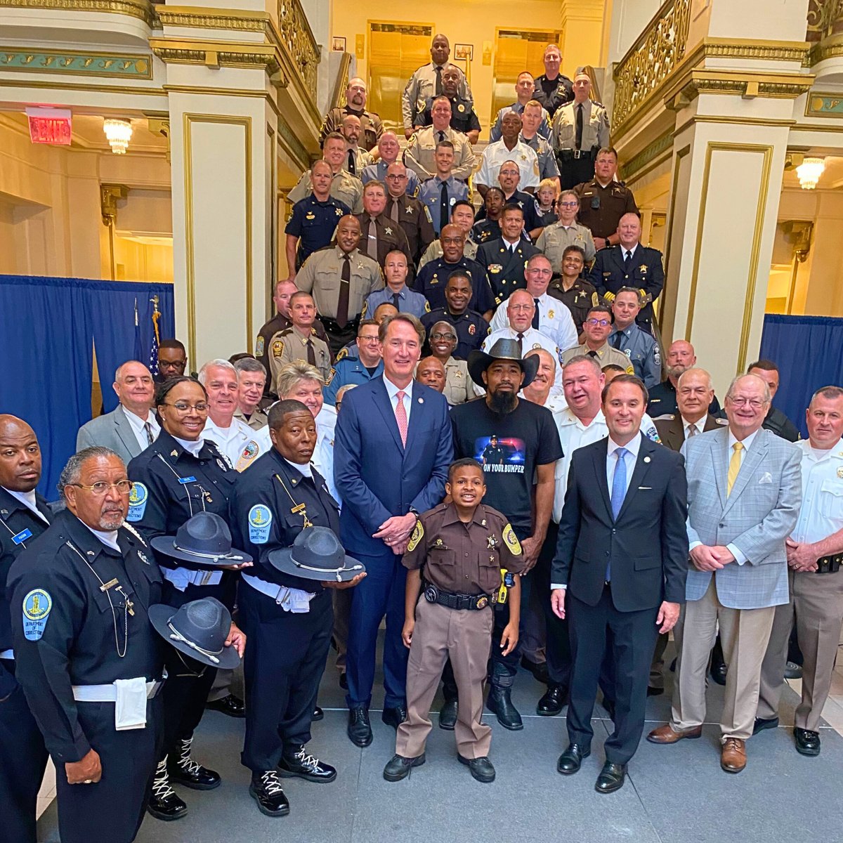 💙 STANDING WITH DJ 💙

Virginia sheriffs and law enforcement leaders from across the state joined Gov. Youngkin and AG Miyares yesterday to honor 13-year-old DJ Daniel, a cancer fighter with a dream of serving in law enforcement.

🔗 zurl.co/qRkxY