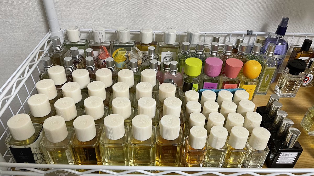 spnagi's tweet photo. 二棚で置ききれたのでミニボトル少しくらいなら置けるかも
置けたけど、不安定なボトルは揺れで倒れるのが嫌なので一部は箱に戻して置く気がする
隙間を埋めるようにもっと香水買わなきゃ😇 https://t.co/6Oc5gQVDnr