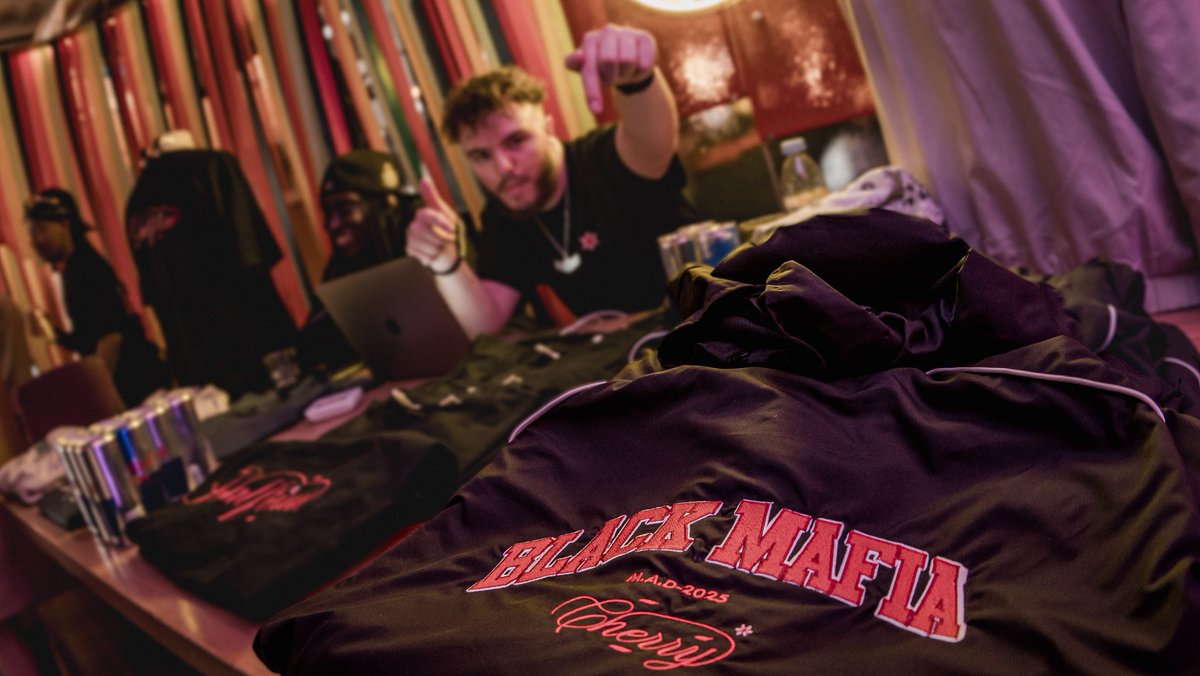 BMS🌸VIC (@lachainedevic) on Twitter photo 🚨 LAST CHANCE 🚨
- Fin des précommandes à minuit !
- Après il restera sur le site que les tailles restantes en stocks (peu)
- POP-UP store final ce soir au Jo&Joe Nation
🛒 bit.ly/4kSYFZ6 🚨 LAST CHANCE 🚨
- Fin des précommandes à minuit !
- Après il restera sur le site que les tailles restantes en stocks (peu)
- POP-UP store final ce soir au Jo&Joe Nation
🛒 bit.ly/4kSYFZ6