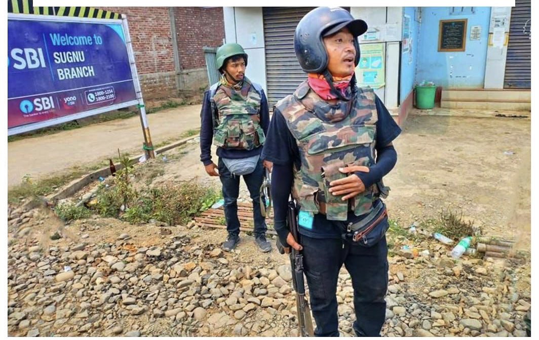 FlorenceGuite_'s tweet photo. #Manipur
Not shocked, not surprised. These are Arambai terrorists gathered outside Sugnu @manipur_police gate. They burned homes earlier with police collusion as @official_dgar looked on. Now they’re back to burn more Kuki villages. The complicity is criminal @RajBhavManipur https://t.co/MmvlljKJry