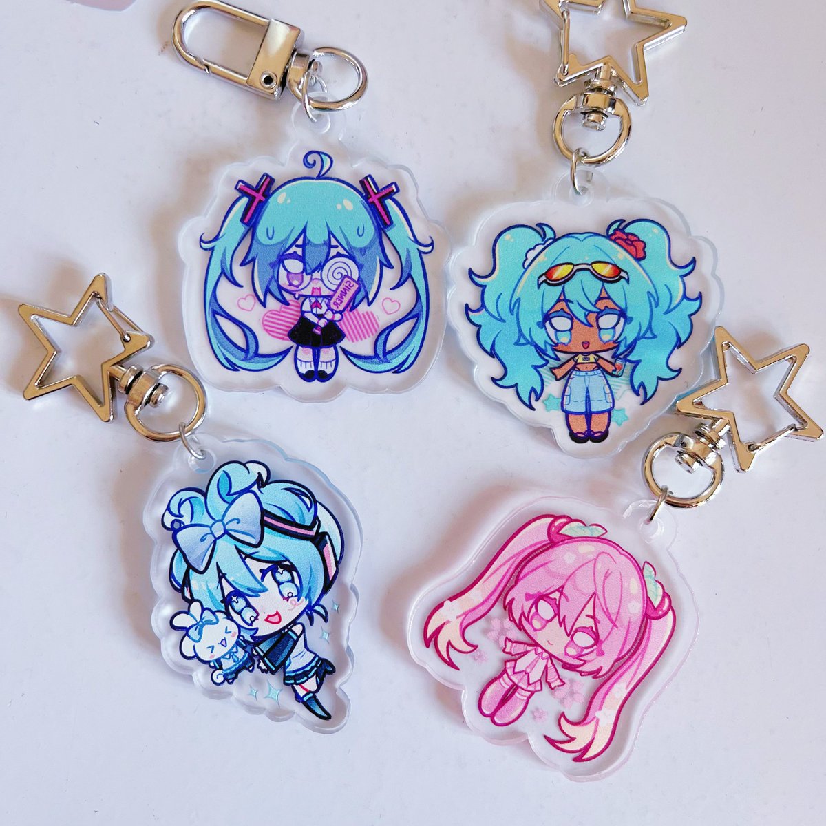 centraldamiku's tweet photo. 📣🌟  Vocaloid no Artists Alley do Anime Friends 2025 📣🌟

A @_Kuromih0 estará vendendo produtinhos da Miku novamente esse ano! Já comprei e são maravilhosos, deem uma passadinha pela mesa dela ﾟ+.ﾟ(* ^▽^)bﾟ+.ﾟ

(Infelizmente o AF ainda não informou o número das mesas.) https://t.co/mrm9xe39Oc