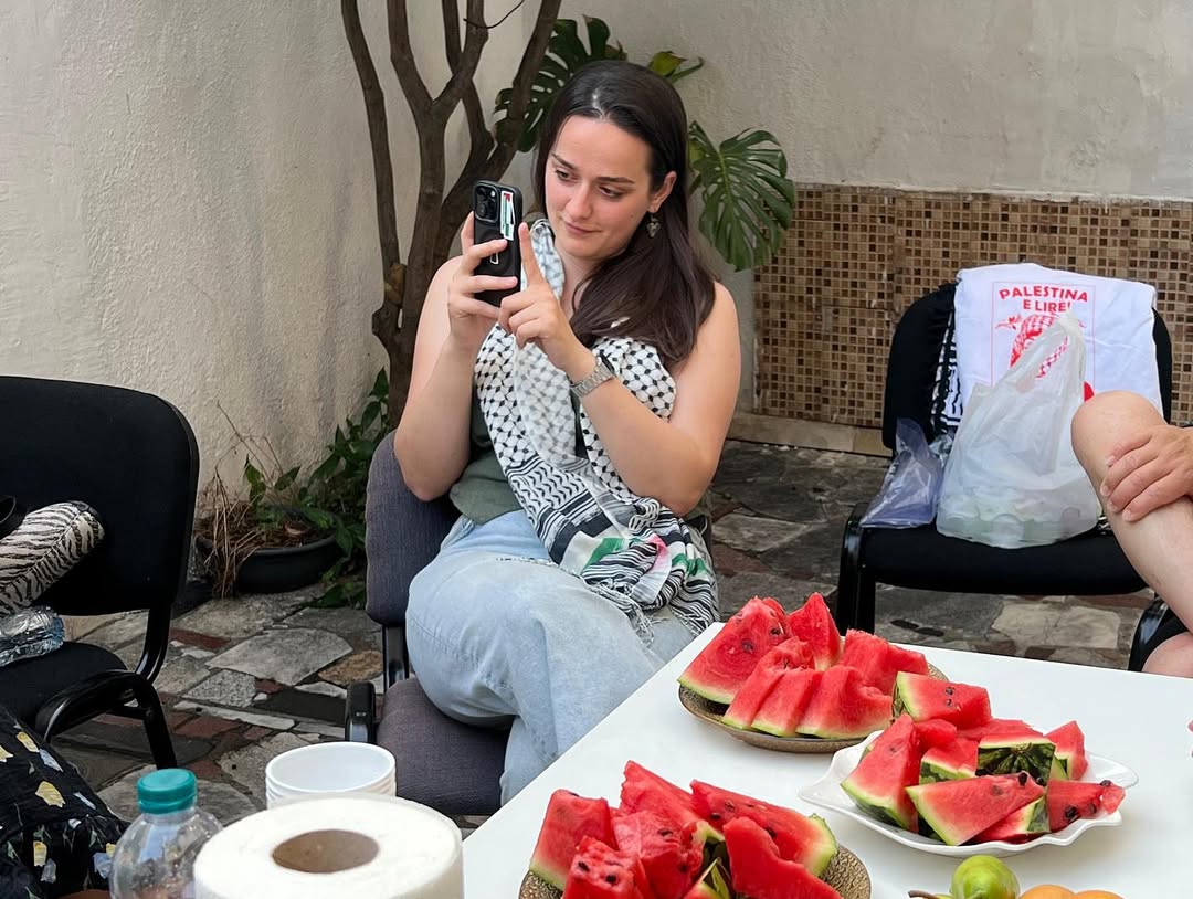 LiriPalestines's tweet photo. Aktivitet për Palestinën me aktivistin Atta Khaled

Javën e kaluar, në ambientet tona u zhvillua një aktivitet kushtuar çështjes palestineze, ku i ftuar ishte aktivisti Atta Khaled. Atta është një të ri palestinez i lindur dhe rritur në lagjen Jabalia, në Rripin e Gazës. Për shkak të rrethanave të luftës dhe faktit që zotëronte edhe shtetësinë egjiptiane, ai u evakuua drejt Egjiptit. Aktualisht, ai ndjek studimet për ekonomi politike në Universitetin e Birminghamit.

Gjatë diskutimit, u ndaluam kryesisht te rëndësia e organizimit të aktiviteteve që japin zë gjenocidit që po ndodh në Gaza. U diskutua gjithashtu mungesa e lirisë për të organizuar manifestime në shtete fqinje si Egjipti apo Jordania, ku ndodhen një pjesë e madhe e refugjatëve palestinezë. Nuk munguan as reflektimet mbi shtypjen e protestave në mbarë Europën, të cilat kundërshtojnë gjenocidin që po ndodh në Palestinë, vështirësitë për tu organizuar në universitete sepse përballesh me përjashtim nga Universiteti dhe shumë peripeci të tjera.

Repost from @drejtesi.sociale 🙏