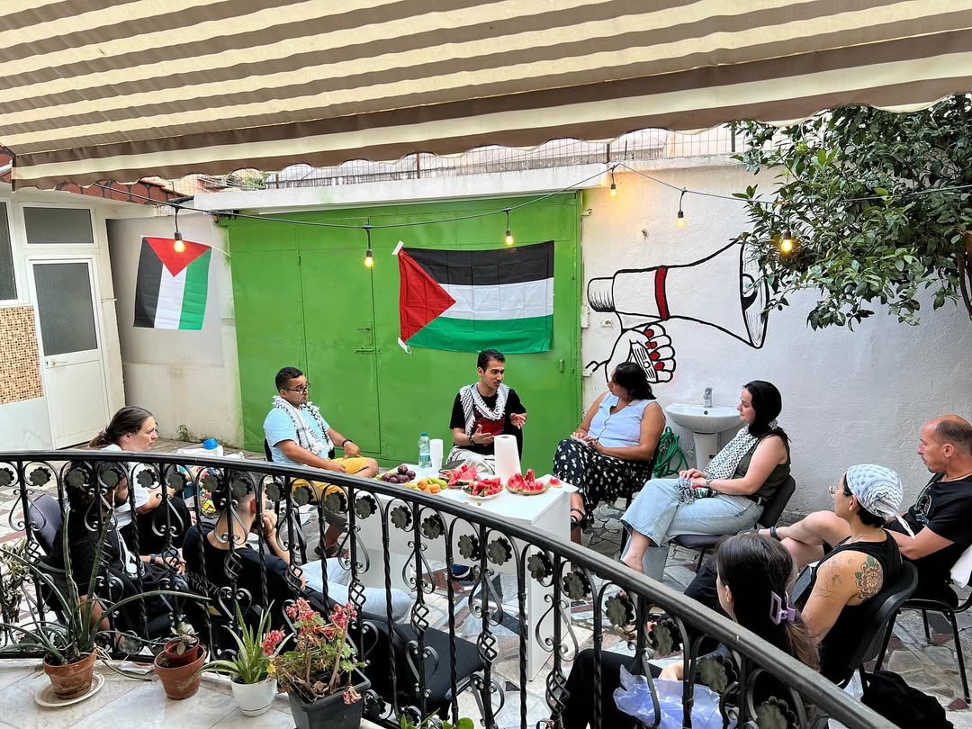 LiriPalestines's tweet photo. Aktivitet për Palestinën me aktivistin Atta Khaled

Javën e kaluar, në ambientet tona u zhvillua një aktivitet kushtuar çështjes palestineze, ku i ftuar ishte aktivisti Atta Khaled. Atta është një të ri palestinez i lindur dhe rritur në lagjen Jabalia, në Rripin e Gazës. Për shkak të rrethanave të luftës dhe faktit që zotëronte edhe shtetësinë egjiptiane, ai u evakuua drejt Egjiptit. Aktualisht, ai ndjek studimet për ekonomi politike në Universitetin e Birminghamit.

Gjatë diskutimit, u ndaluam kryesisht te rëndësia e organizimit të aktiviteteve që japin zë gjenocidit që po ndodh në Gaza. U diskutua gjithashtu mungesa e lirisë për të organizuar manifestime në shtete fqinje si Egjipti apo Jordania, ku ndodhen një pjesë e madhe e refugjatëve palestinezë. Nuk munguan as reflektimet mbi shtypjen e protestave në mbarë Europën, të cilat kundërshtojnë gjenocidin që po ndodh në Palestinë, vështirësitë për tu organizuar në universitete sepse përballesh me përjashtim nga Universiteti dhe shumë peripeci të tjera.

Repost from @drejtesi.sociale 🙏