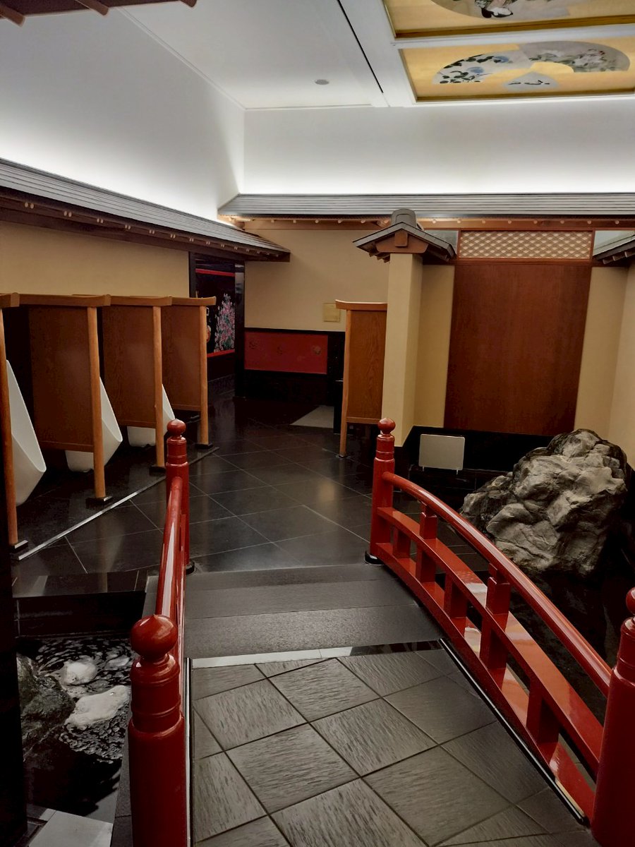 本日は日頃お世話になっている弊社スポンサーの大峯社長と投資家の鈴木社長と共にホテル雅叙園さんへ行ってきました

和と海外の文化が絶妙に調和されてる感じが心を安らげてくれました