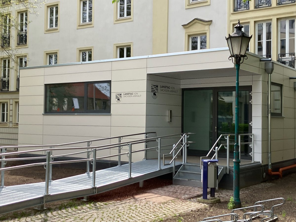 Wer ab Donnerstag (26. Juni 2025, 11 Uhr) beim Landtag von #SachsenAnhalt nicht vor verschlossenen Türen stehen möchte, der sollte einmal ums Haus gehen. Unser neuer Eingang befindet sich baubedingt in den kommenden Monaten auf der Nordseite des Gebäudekomplexes. #ltlsa