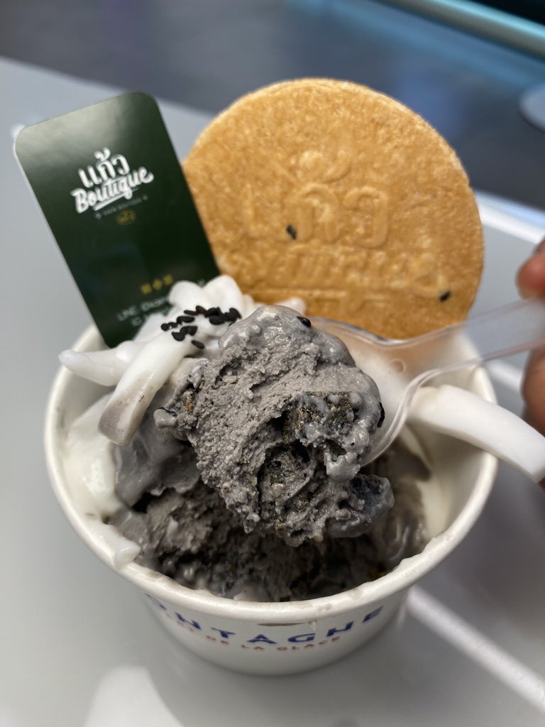 เมื่อสองร้านที่ชอบมาคอลแลปกัน มงตาลxแก้วบูทีค ไม่มีทางไม่อร่อย แล้วคืออร่อยสมมงตามคาด ไอติมงาดำอร่อยมากกกก🥹👏🏼เนื้อไอติมมี crust ไวท์ช้อคงาดำ ข้างล่างเป็นครัมเบิลทองม้วนกรอบๆ ท้อปด้วยมะพร้าวอ่อนกับซอสกะทิ เค็มๆนัวๆ โคตรดี จะบ้านะ อยากกินอีกสิบถ้วย <a href="/aroii/">@aroii บอกต่อ</a> #อร่อยบอกต่อ #borntoeatt