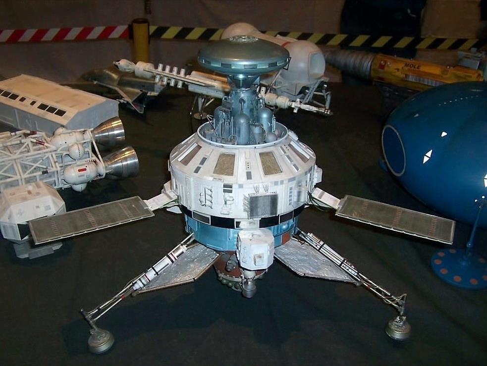 EagleAlpha1999's tweet image. Original Voyager model from Voyager’s Return, photographed at the Sector 25 convention, 2006 #space1999 #Voyager1 #VoyagersReturn #studioscale #gerryanderson #sylviaanderson #MartinBower #scifi #moonbasealpha #spazio1999 #cosmos1999 #espaço1999