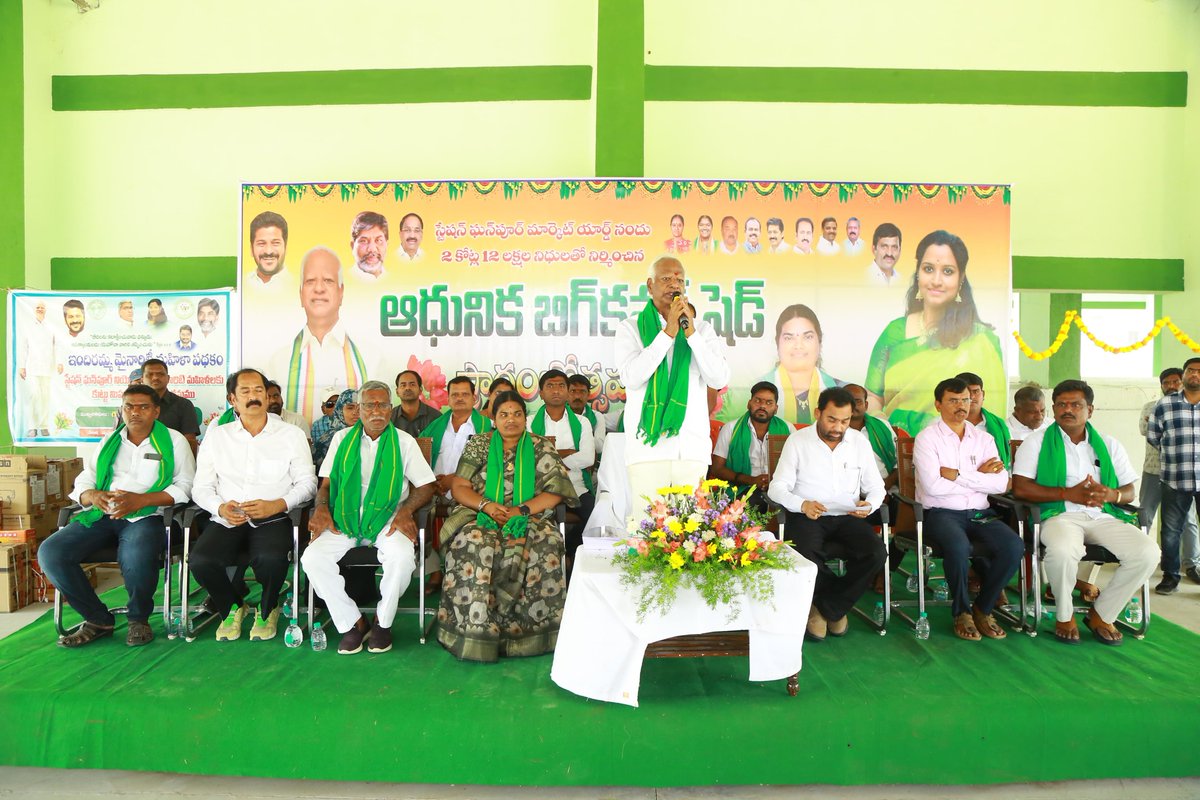 INCTelangana's tweet photo. కాంగ్రెస్ ప్రభుత్వం రికార్డ్ స్థాయిలో రైతు భరోసా అందించింది.

గౌరవ ముఖ్యమంత్రి రేవంత్ రెడ్డి గారి అధినాయకత్వంలో కాంగ్రెస్ ప్రభుత్వం ఒక ఆర్థిక సంవత్సరంలో 21 వేల కోట్ల రుణమాఫీ, 9 రోజుల్లో 60 లక్షల మంది రైతులకు 9 వేల కోట్ల రైతు భరోసా అందించి రికార్డు సృష్టించిందని స్టేషన్ ఘనపూర్ ఎమ్మెల్యే కడియం శ్రీహరి అన్నారు.

ఘనపూర్‌లో 2 కోట్ల 12 లక్షలతో నిర్మించిన ఆధునిక బిగ్ కవర్ షెడ్‌ను ప్రారంభించిన ఆయన, ఇందిరమ్మ మైనారిటీ మహిళా పథకం కింద 13 మంది క్రిస్టియన్ మైనారిటీ మహిళలకు కుట్టు మిషన్లు, ముఖ్యమంత్రి సహాయ నిధి నుంచి 87 మంది లబ్ధిదారులకు 24 లక్షల 78 వేల రూపాయల చెక్కులు పంపిణీ చేశారు.

24 గంటల ఉచిత విద్యుత్, సన్న బియ్యానికి 500 రూపాయల బోనస్, ఉచిత బస్సు, 200 యూనిట్ల ఉచిత విద్యుత్, సన్న బియ్యం పంపిణీతో కాంగ్రెస్ ప్రజా ప్రభుత్వంగా నిలిచిందన్నారు. బీజేపీ, బీఆర్‌ఎస్‌ల చౌకబారు విమర్శలను తిప్పికొట్టి, ప్రజలు కాంగ్రెస్‌కు అండగా నిలవాలని కోరారు.

బీజేపీకి తెలంగాణలో ఓట్లు అడిగే నైతిక హక్కు లేదని మండిపడ్డ ఎమ్మెల్యే, రాష్ట్ర అభివృద్ధికి కేంద్రం ఒక్క రూపాయి కూడా అదనంగా ఇవ్వలేదన్నారు. బీఆర్‌ఎస్ 10 ఏళ్లు అధికారాన్ని అడ్డుపెట్టుకొని అవినీతి, అక్రమాలకు పాల్పడిందని ఆరోపించారు. కాంగ్రెస్ పార్టీ పేదల ప్రభుత్వమని, ప్రజా ప్రభుత్వానికి ప్రజలు, రైతులు సంపూర్ణ మద్దతు ఇవ్వాలని కోరారు

కడియం శ్రీహరి గారు స్టేషన్ ఘనపూర్ ఎమ్మెల్యే 

@KadiyamSrihari