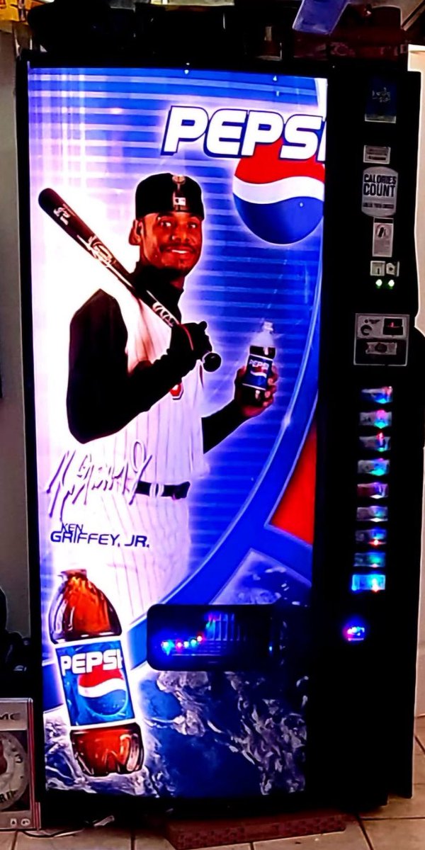 I think I speak for all of Reds nation when I say there needs to be an Elly Pepsi machine ASAP. Just like this Jr. one. 
Pepsi, the choice of a new generation.