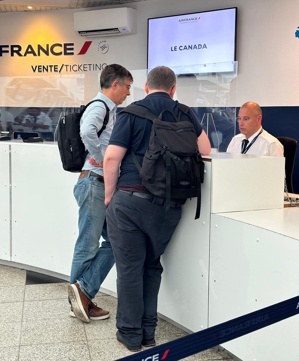 VATEL CAPITAL FORA!

Action de #CoreInFronte, ce jour, à l'aéroport d'Aiacciu pour empêcher deux dirigeants de ce fonds d'investissement spéculatif, Marc Meneau et Jean-Michel Ycre, de débarquer en Corse.

À peine arrivées, ces deux personnes sont réparties immédiatement pour