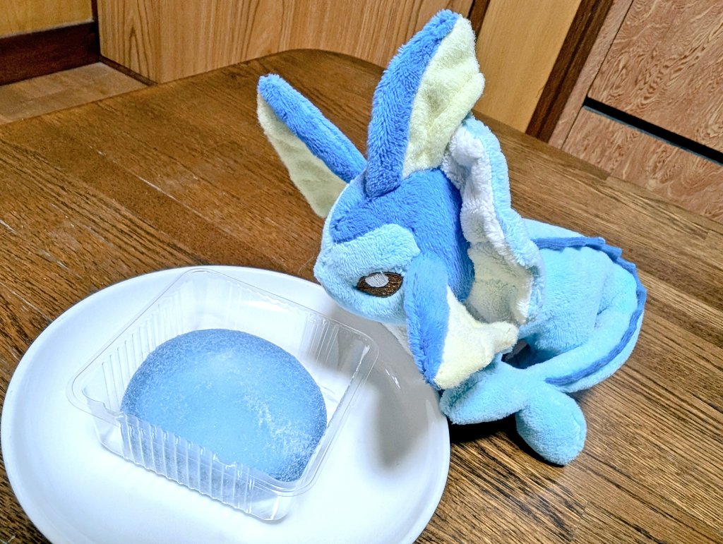 ファミマのポケモンのやつ。最古参のシャワーズ(15年くらい前に、ポケセンが浜松町にあった頃にお迎えした子💕)と一緒にいただきます🎶