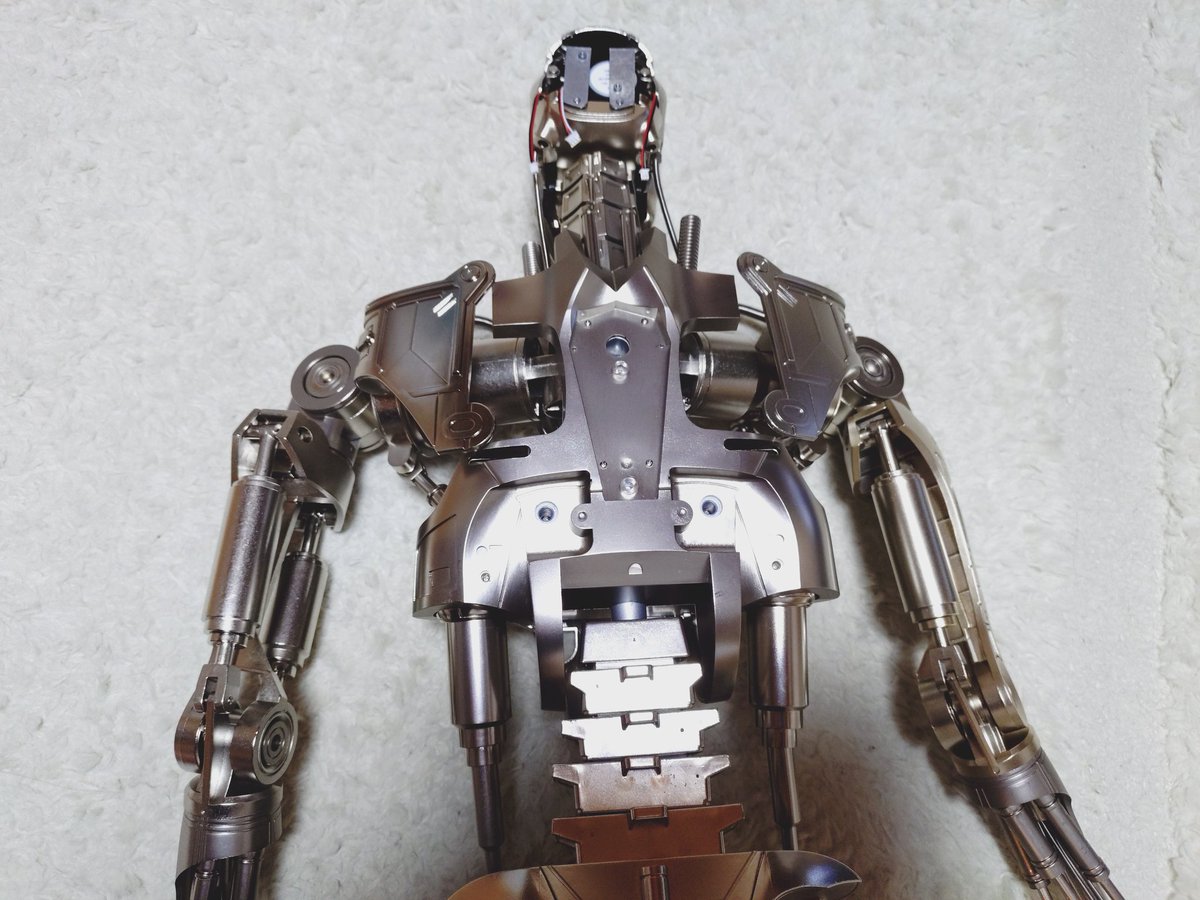 今回のターミネーターを作るは胸と背中のパーツの取り付けでした