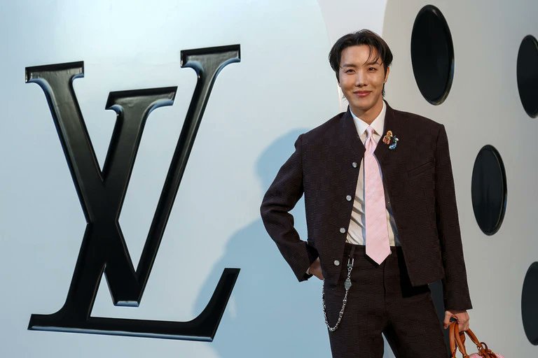 #jhopexLouisVuitton 
#jhopexLVMenSS26 #jhopeAtLouisVuittonFashionShow 
#GlobalIconJHOPE 
#WorldwideFashionJHOPE
STYLE LEGEND J-HOPE
GLOBAL FACE OF FASHION J-HOPE