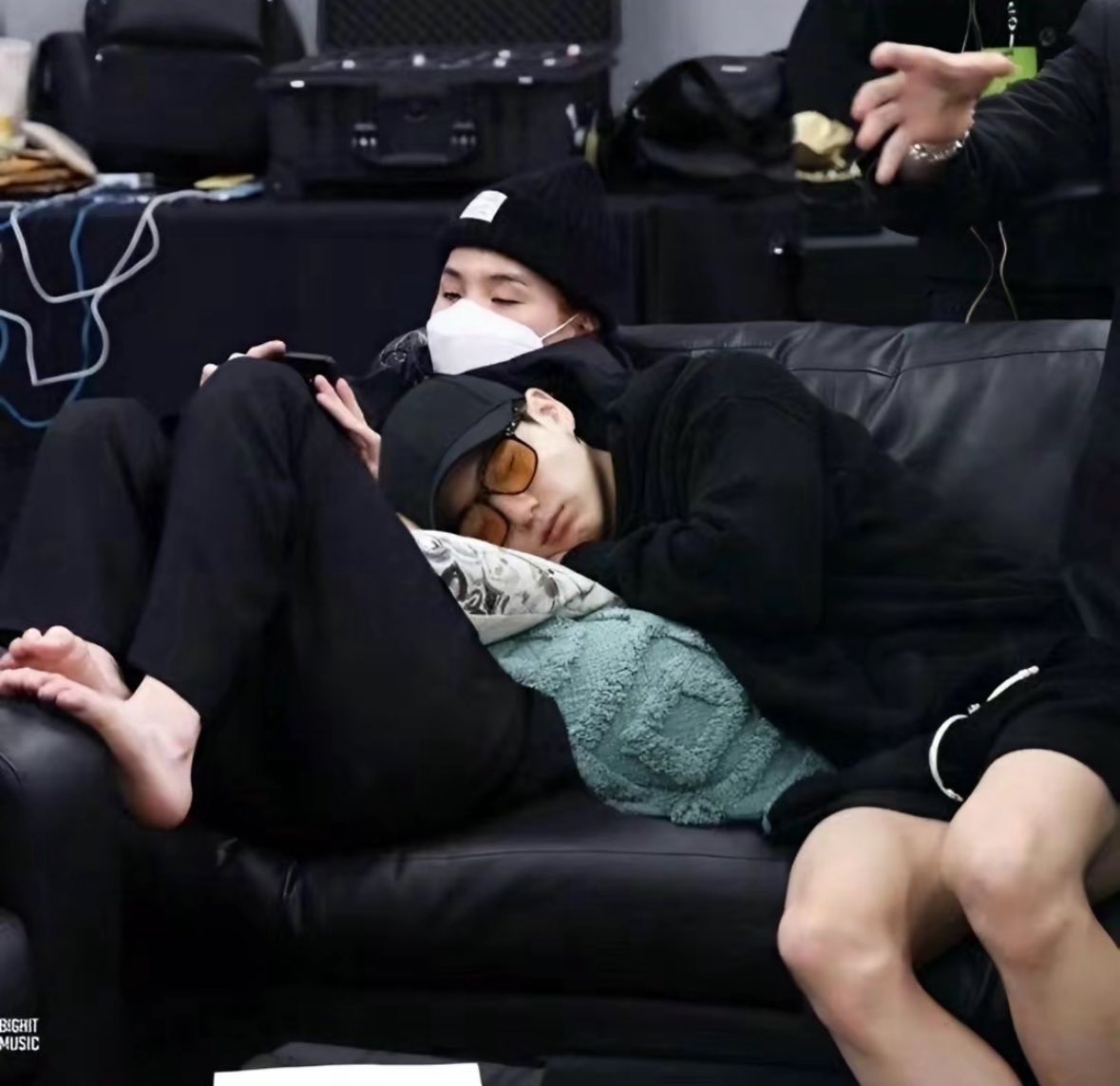 jinsingingloner's tweet photo. my heart aches every time I see this picture https://t.co/rV25Oiml7X