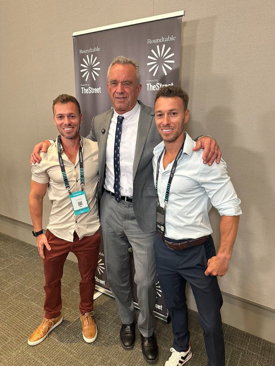 wonderlump's tweet image. According to CNN the Krassenstein twins are very tall
#AccordingtoCNN
#krassenstein