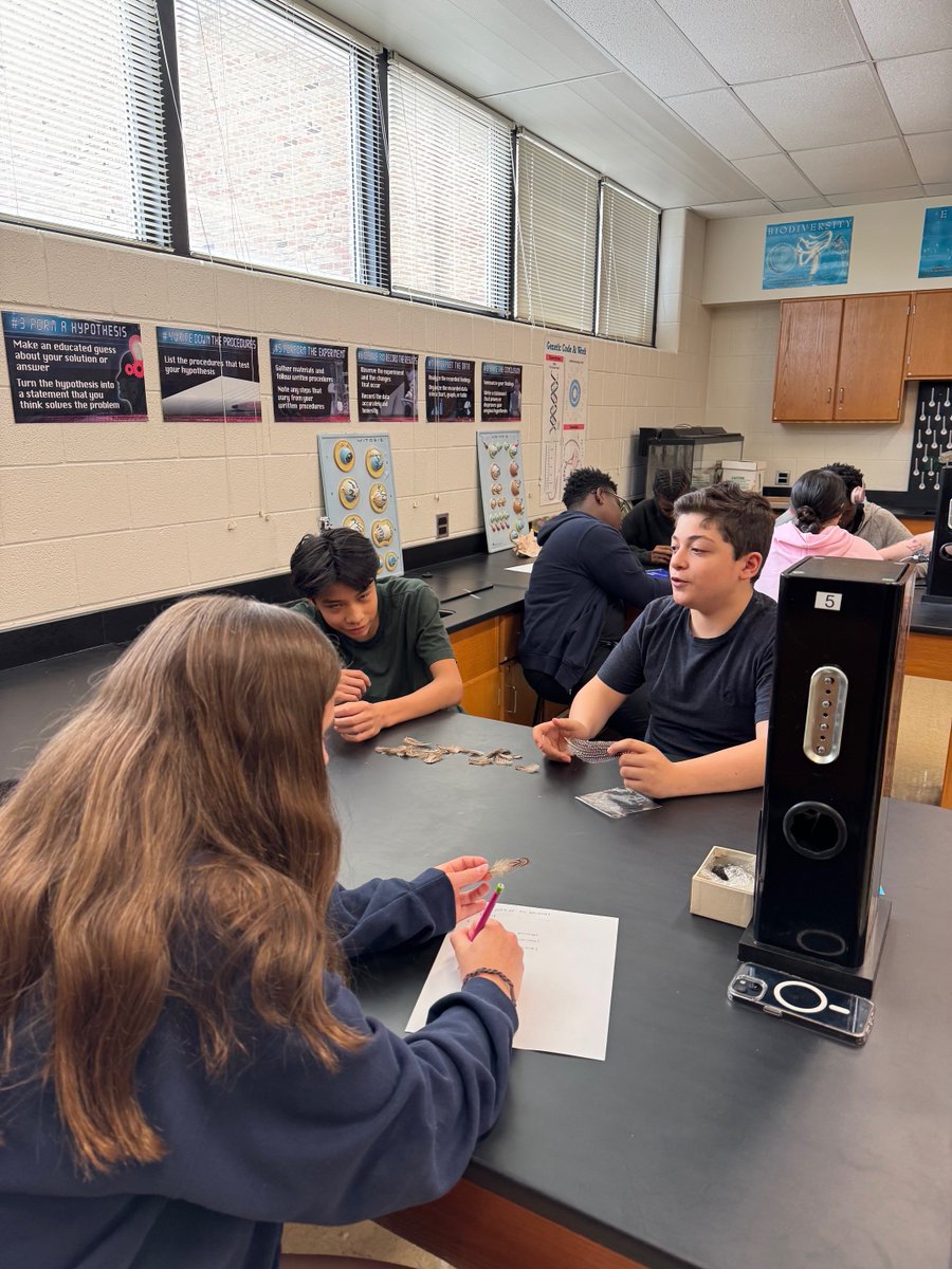 Future scientists in the making! 🧐

Incoming freshmen from our Summer Biology Boost course learned about lab safety and equipment use while conducting experiments and investigating DNA.

Thanks to course teachers Jen Nuskiewicz and Sara Wohler for taking these photos!
