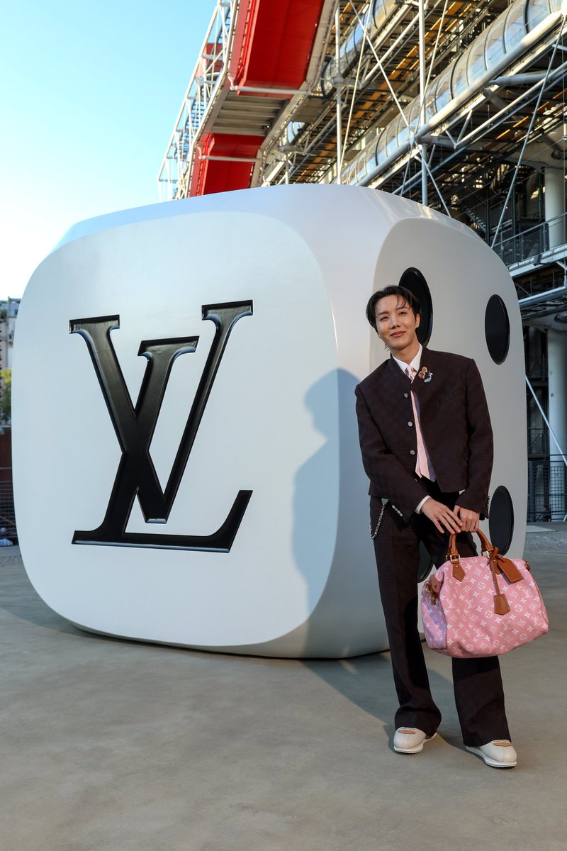STYLE LEGEND J-HOPE
GLOBAL FACE OF FASHION J-HOPE
#jhopexLouisVuitton #jhopexLVMenSS26
#jhopeAtLouisVuittonFashionShow
#GlobalIconJHOPE
#WorldwideFashionJHOPE
#LVMenSS26
