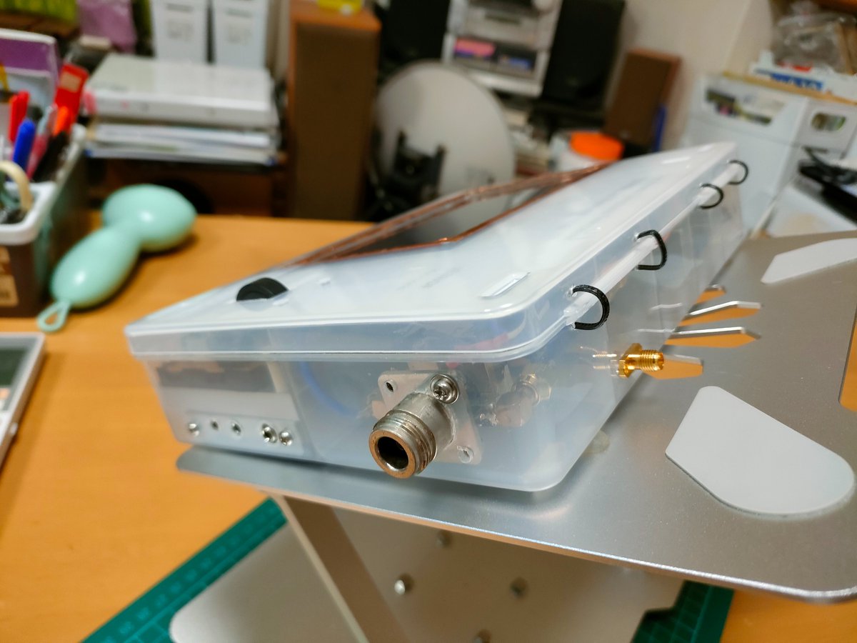 MASAFUKUI2's tweet image. #PlutoSDR #Transceiver
　　　　　No.2　　　　No.4 New
Tx　　　　5.7GHz            1200MHz
Display　　4.3inch　　  7inch
Battery       6800mAh　 8000mAh

Common
Receive Freq.  70MHz～6GHz
Output power 0.5W～1W
 
#Hamradio #DIY #5700MHz #1200MHz #DVB #portsdown4 #Langstone