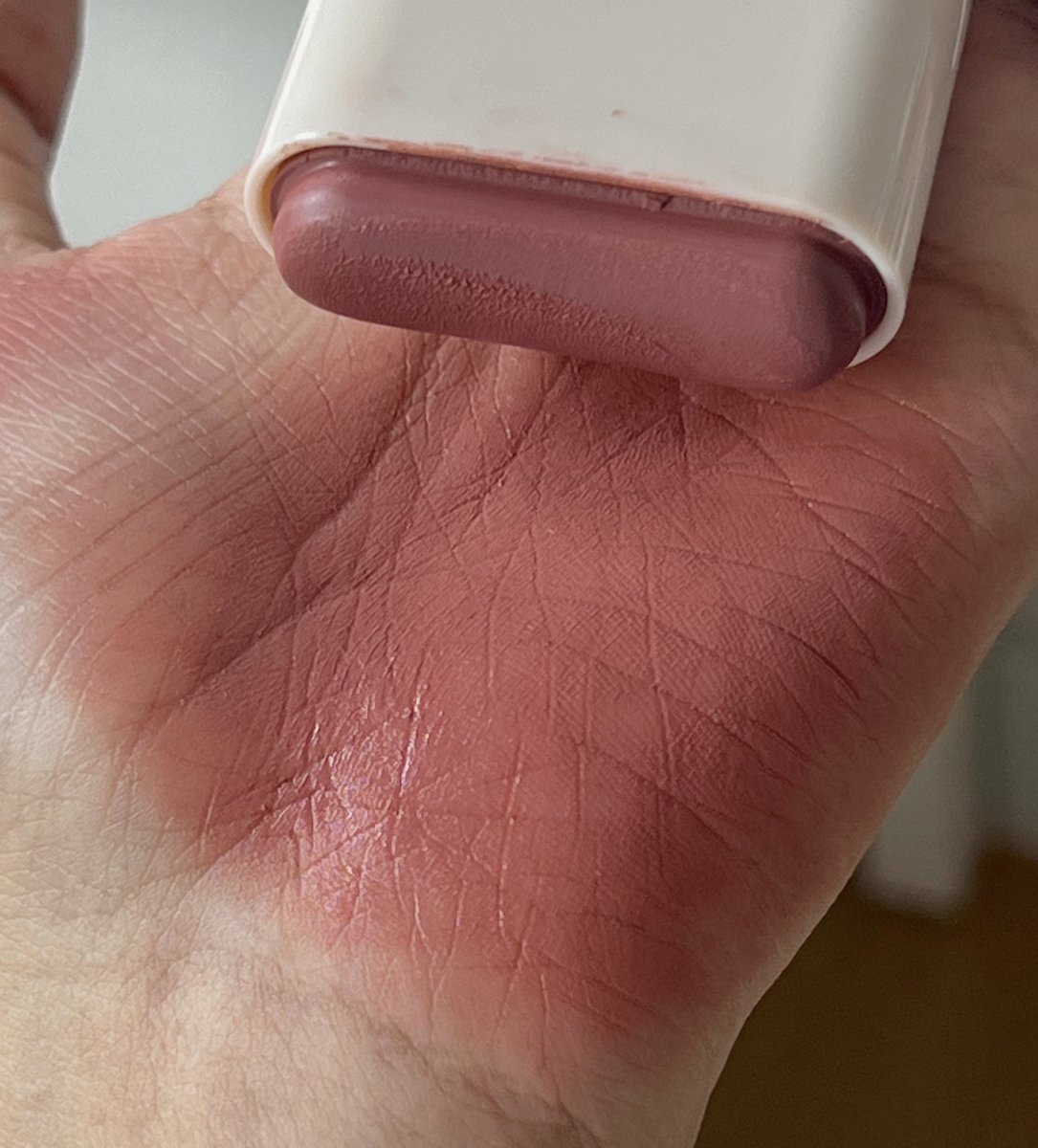 vanila makeup ที่จริงใจยังไงก็ให้แท่งนี้อะ สวยมากกกกกก แล้วคือผิวสวย ดูธรรมชาติด้วย ชอบตรงที่มันจะออกน้ำตาลนัวๆ เลย ไม่อ่อนไม่เข้มไป ใช้ได้ทั้งตา แก้ม ปากเลย แล้วติดทนทั้งวัน เนื้อไม่เหนอะไม่เยิ้ม getbeaute ทำถึงจริงๆ 100/10