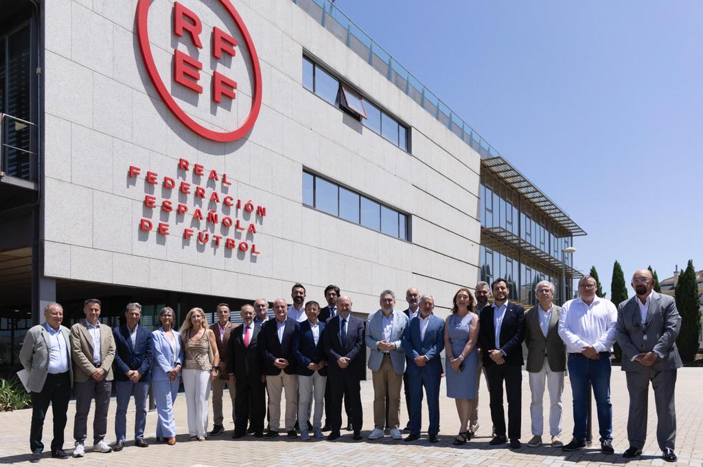 FEP (@padelfederacion) on Twitter photo Con la firma de adhesión de <a href="/rfef/">RFEF</a> a <a href="/depespana/">ADESP - Asociación del Deporte Español</a> Adesp ya estamos las 66 federaciones nacionales integradas en la Asociación.
Enhorabuena José Hidalgo, presidente <a href="/depespana/">ADESP - Asociación del Deporte Español</a> y Rafael Louzán, presidente <a href="/rfef/">RFEF</a> .
Y gracias <a href="/depespana/">ADESP - Asociación del Deporte Español</a> por hacernos partícipes de este momento histórico Con la firma de adhesión de <a href="/rfef/">RFEF</a> a <a href="/depespana/">ADESP - Asociación del Deporte Español</a> Adesp ya estamos las 66 federaciones nacionales integradas en la Asociación.
Enhorabuena José Hidalgo, presidente <a href="/depespana/">ADESP - Asociación del Deporte Español</a> y Rafael Louzán, presidente <a href="/rfef/">RFEF</a> .
Y gracias <a href="/depespana/">ADESP - Asociación del Deporte Español</a> por hacernos partícipes de este momento histórico