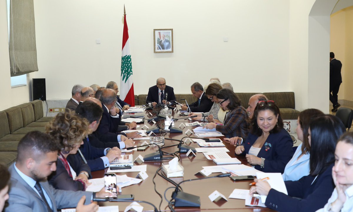 عقد  رئيس #مجلس_الوزراء الدكتور #نواف_سلام في السرايا  اجتماعا رفيع المستوى خصص لمناقشة صندوق  تعافي #لبنان (LRA)  وآليات عمله. وشارك في الاجتماع  الذي ضم الوزارات المعنية وهيئات الامم المتحدة كل من: نائب رئيس مجلس الوزراء الدكتور طارق متري  ووزراء الداخلية العميد احمد الحجار،