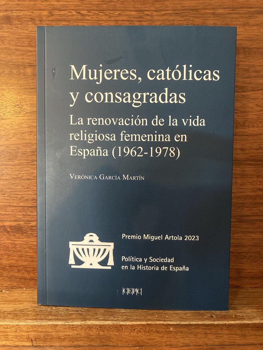 Nada puede emocionarme más que tener este libro en mis manos. Darle clase a ⁦<a href="/veromgarcia6/">Verónica García</a>⁩ es de lo mejor que me ha pasado en mi carrera docente. Mil gracias, Vero, por el libro y por recordarme que este oficio vale la pena ❤️