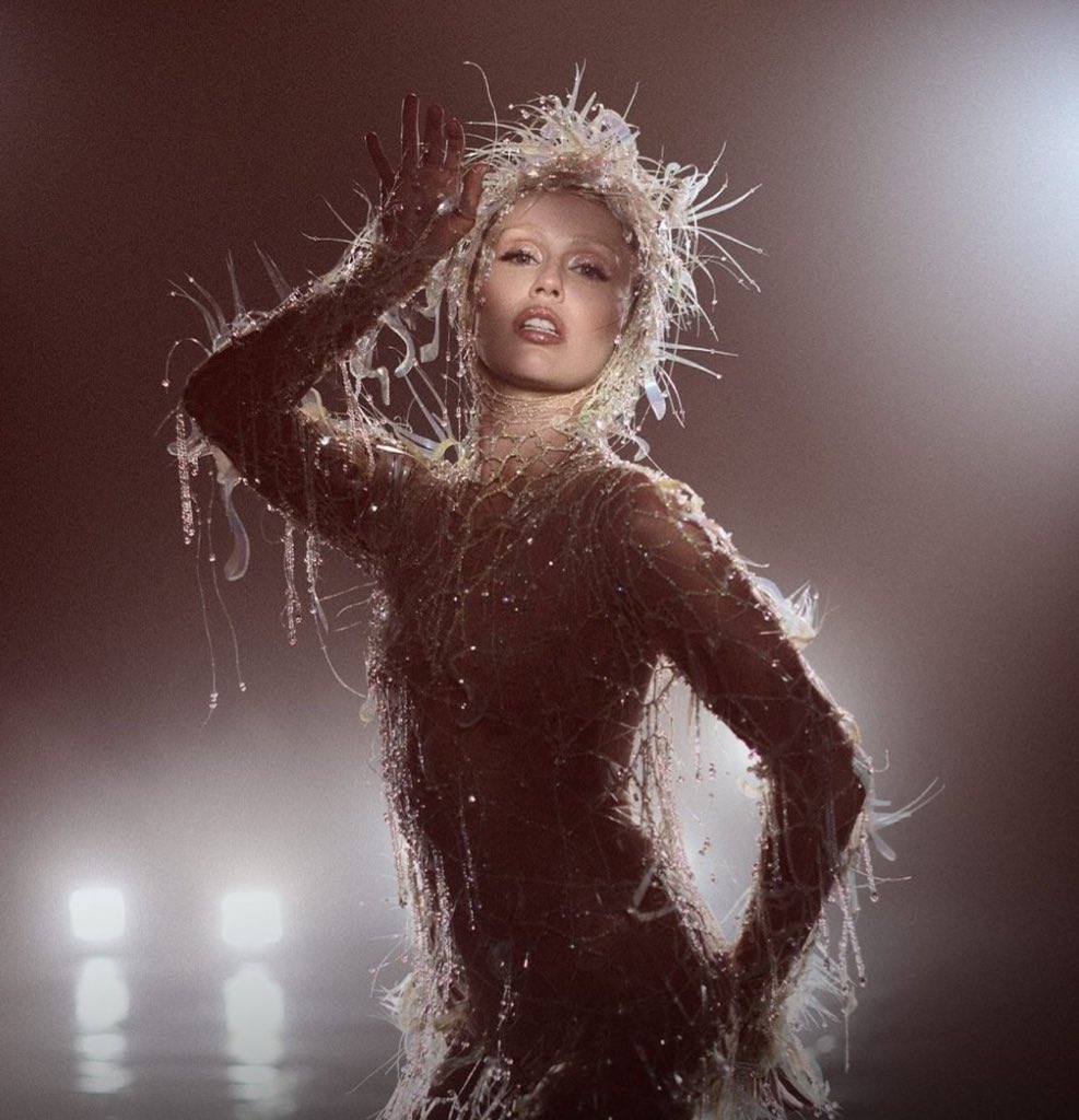 🚨| MILEY CYRUS. SOMETHING BEAUTIFUL: O FILME DO ÁLBUM.

Estreia 30 de julho no Disney+ 🎥✨

o mundo vai finalmente assistir ao que a gente já sabe que é obra-prima.