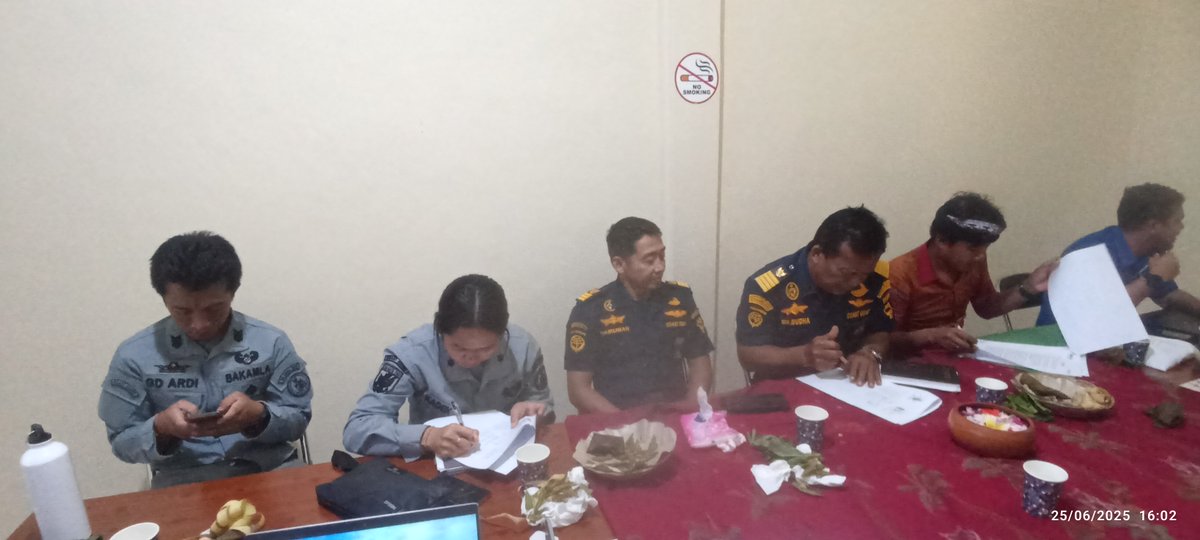MaenTwit's tweet photo. Rabu(25/6/25),Erwin,Luhkan Kab.Karangasem.Rapat musyawarah mencari titik temu antara nelayan dan PT. Pelni selalu perwakilan kapal#LuhkanSatminkalGONDOL #Karangasem
@bpbatmandiangin
@KarangasemKab
@kkpgoid
@BudidayaKKP
@bppsdm_kp
@bppsdm_gondol https://t.co/pNcDpuM6gr