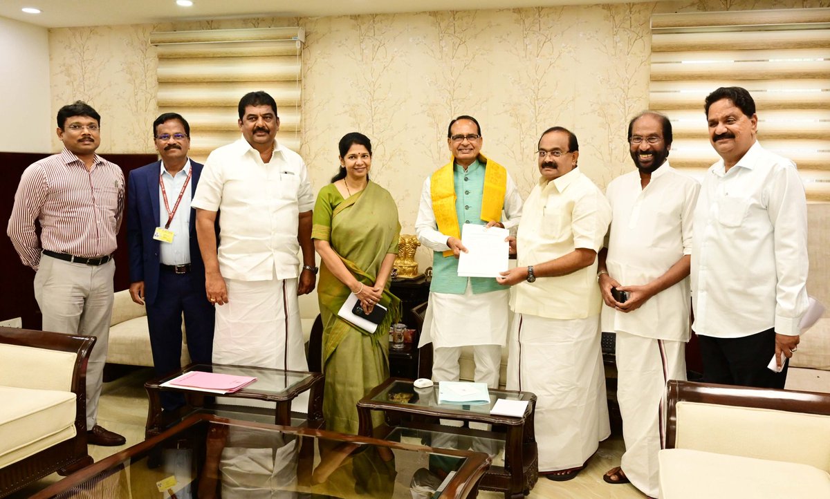 KanimozhiDMK's tweet photo. Tamil Nadu Food Minister Thiru. @r_sakkarapani, MP Thiru. @tiruchisiva, MLA's Thiru. @mathiazhagan_, Thiru. Prakash, Agriculture Secretary Thiru. Thatchinamoorthy IAS, Managing Director Thiru. Murugesh IAS and I met Union Agriculture Minister Thiru. @ChouhanShivraj in New Delhi today. We submitted a memorandum from Hon’ble CM Thiru @mkstalin urging implementation of the Market Intervention Scheme for Totapuri mango to protect farmers hit by a 3-fold rise in yield and price crash. We also urged reduction of GST on mango pulp from 12% to 5% and action on the drop in pulp content in juices from 20% to 9%.

இன்று ஒன்றிய வேளாண் அமைச்சர் திரு. சிவராஜ் சிங் சௌஹான் அவர்களை சந்தித்து, நடப்பு ஆண்டில் தோட்டாபுரி மாம்பழ உற்பத்தி அதிகரித்துள்ள நிலையில் சந்தைத் தலையீட்டுத் திட்டத்தைச் செயல்படுத்துவது, மாம்பழ கூழ் மீதுள்ள 12% ஜி.எஸ்.டி. வரியை 5% சதவிதமாக குறைப்பது, தனியார் நிறுவனங்கள் தயாரிக்கும் மாம்பழச்சாறில் மாம்பழ கூழின் அளவு 20% இருந்து 9% குறைக்கப்பட்டுள்ளது தொடர்பாக நடவடிக்கை எடுப்பது உள்ளிட்ட விவசாயிகளின் வாழ்வாதாரத்தை பாதுகாத்திடும் வகையிலான முக்கிய கோரிக்கைகளை வலியுறுத்தி தமிழ்நாடு முதலமைச்சர் திரு. மு.க.ஸ்டாலின் அவர்கள் எழுதிய கடிதத்தை வழங்கி��ோம்.

தமிழ்நாடு உணவுத் துறை அமைச்சர் திரு. ஆர். சக்கரபாணி, நாடாளுமன்ற உறுப்பினர் திரு திருச்சி சிவா, சட்டமன்ற உறுப்பினர்கள் திரு. டி.மதியழகன், திரு. ஒய்.பிரகாஷ், வேளாண்மைச் செயலாளர் திரு. தட்சிணாமூர்த்தி, பொது விநியோகத்துறை மேலாண்மை இயக்குநர் திரு. பா. முருகேஷ் உள்ளிட்டோர் உடன் இருந்தனர்.