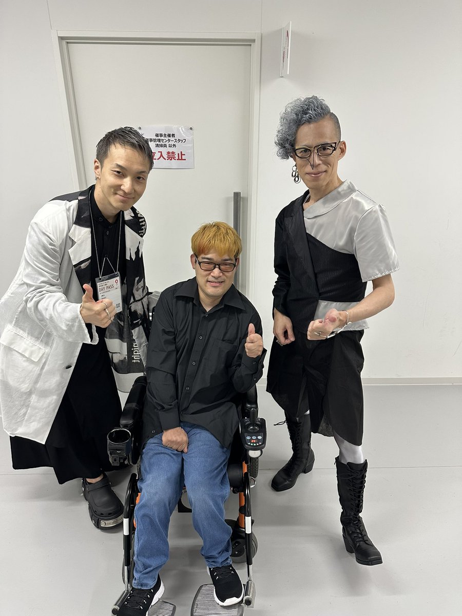 bazzimagic's tweet photo. ㊗️大阪万博にて開催された「OMUTSU WORLD EXPO」

昨日最高のフィナーレを迎えることができました🎉🎉

応援してくださった方、ご来場くださった方、この記事にコメントをくださる方📝笑、、本当にありがとうございます😭

「万博でオムツのファッションショーやるぞー‼️」と＠KeiHirabayashi から聞いてから早２年、本当に実現するとは思って………ました❤️😆❤️

今回もメインスポンサーとして参画させていただきましたが、３年前のパリコレに匹敵する、もしかしたらパリコレを超える感動がありました🥺✨

特に今回は大手のオムツメーカーや下着メーカー、テリー伊藤さんや宇宙飛行士金井宣茂さん等、最初のトークショーからクライマックスのファッションショーまで、目が離せない豪華なイベントとなりました‼️

総勢400名を超えるイベントを支えてくれたスタッフの皆様、本当にありがとうございます❗️

そしておつかれさまです🍺

今回のオムツコレクションを機に、きっと多くの方の常識が変わり、本来持っている可能性に近づけたと、僕は信じてます🤝✨

これからも 一般社団法人 Dream Investment JAPAN は、「誰かの夢」を応援し続けます🌈🌈🌈✨

みんな、ありがとう‼️‼️